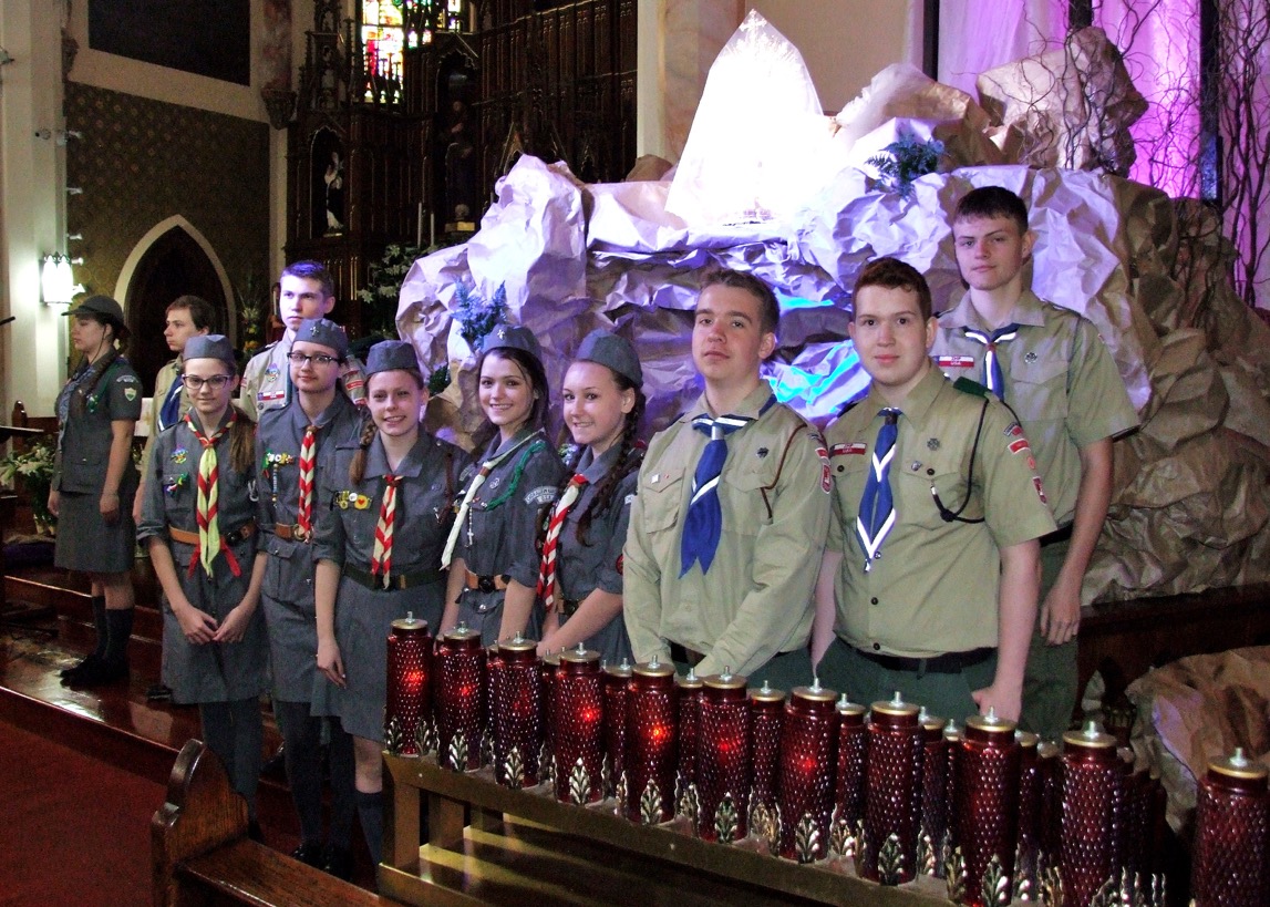 Kościół Matki Boskiej Częstochowskiej/św. Kazimierza na Południowym Brooklynie. Harcerskie drużyny - “Trzy Korony" i 34 MDH na warcie przy grobie. Foto: Z Bielski
